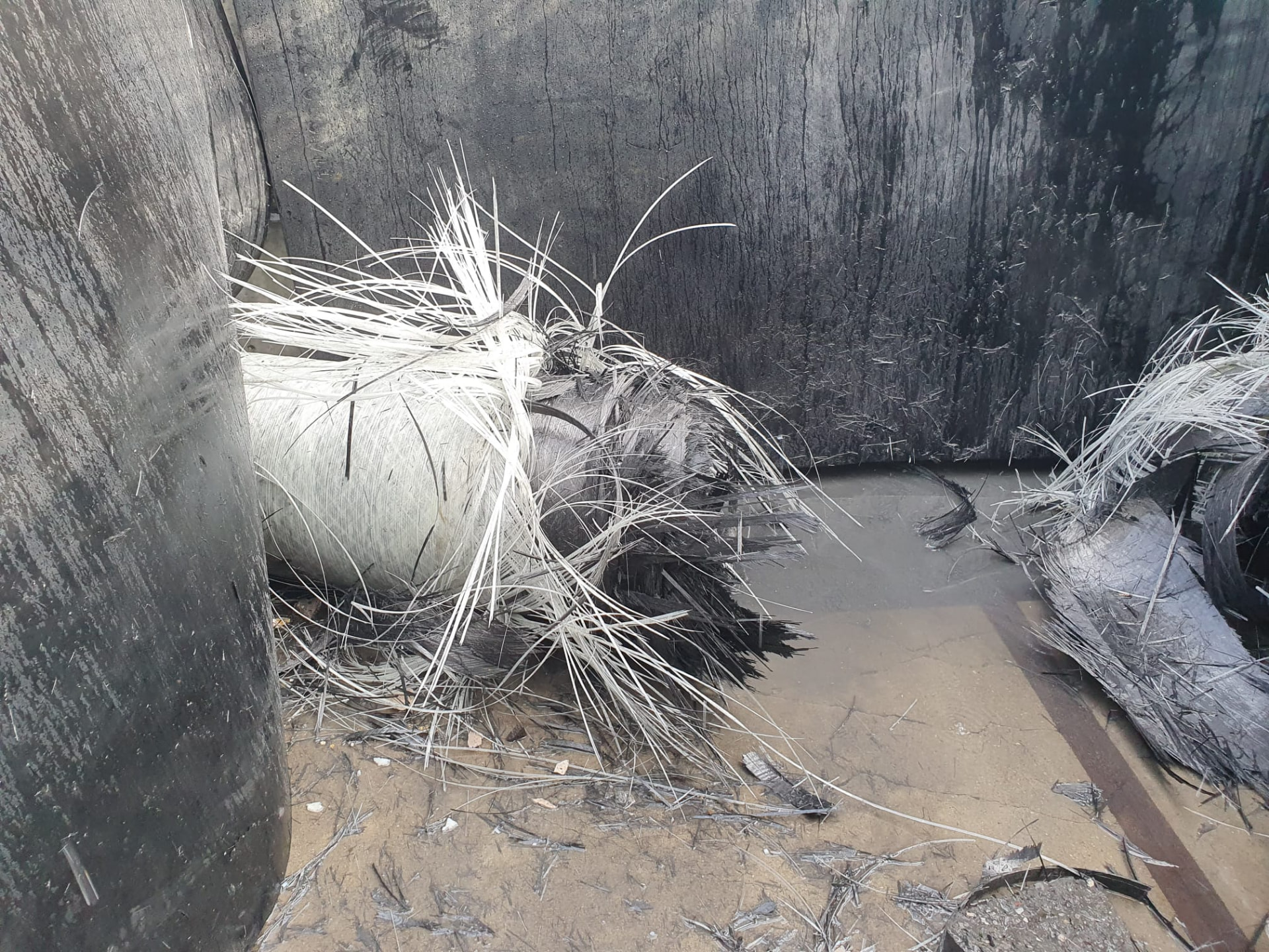 Filament wound composite overwrap on a pressure vessel liner